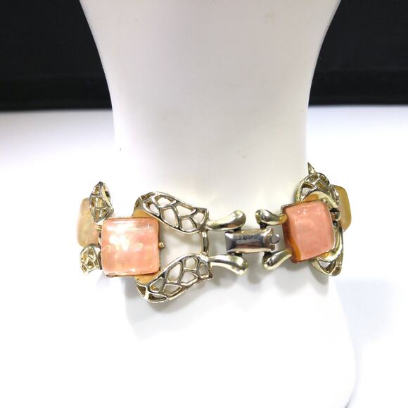 Vintage Coro Lucite Confetti Bracelet, Pink Lucite & Gold Tone Metal, 1950s - Picture 10 of 10